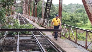 Motociclista muere al caer 15 metros de abandonado puente ferroviario en río Barranca