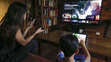 Hijos hiperconectados a pantallas son una bomba de tiempo, advierte pediatra