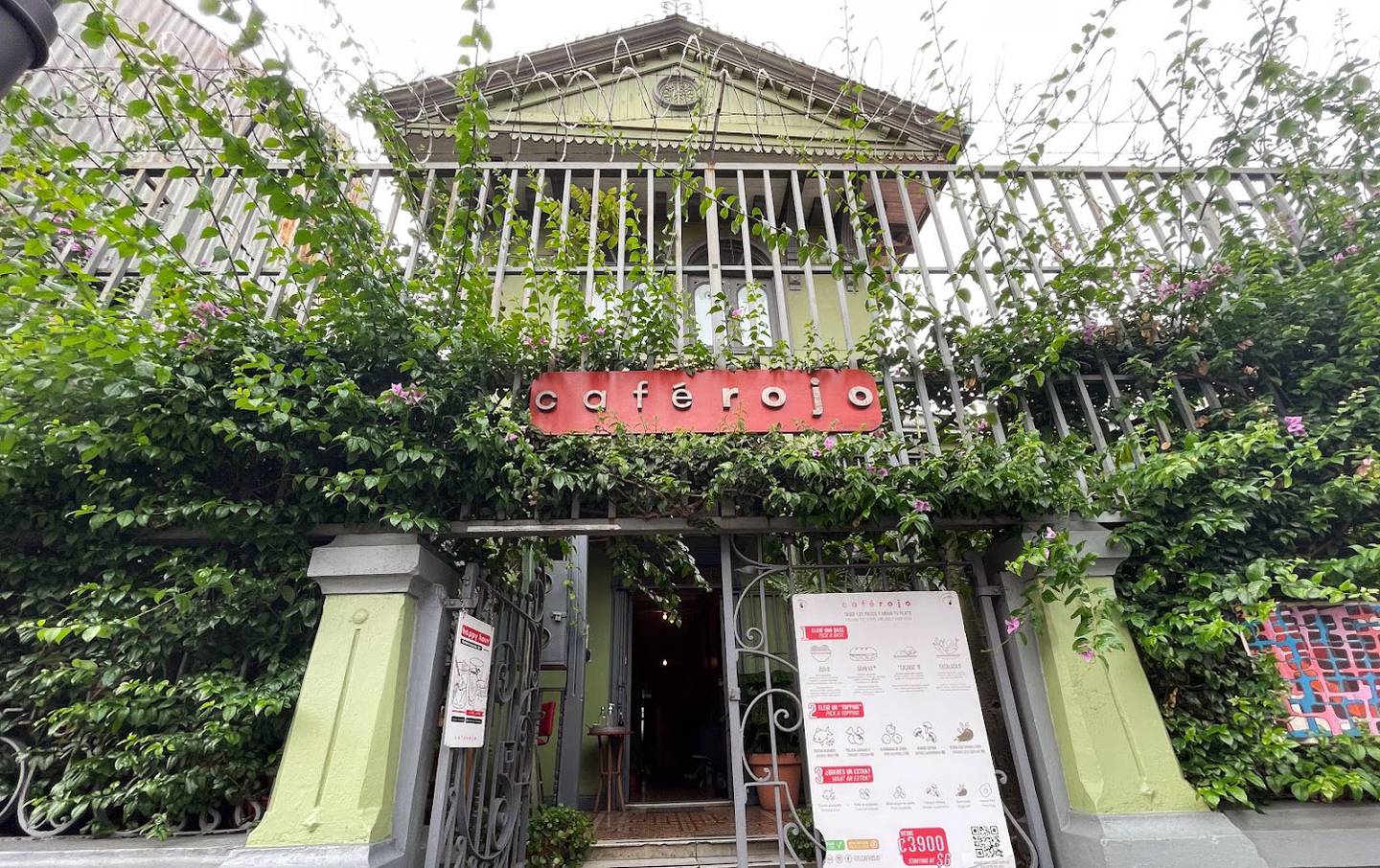 Conozca la historia viva de Casa Pagés, hogar de Café Rojo, donde las paredes susurran cuentos centenarios en el corazón de San José.