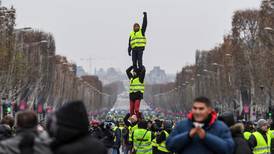 Los 'chalecos amarillos’ comienzan a perder fuerza en Francia 