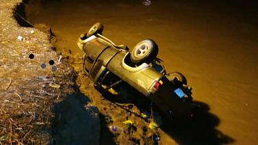 Deslave de carretera por río Sucio provoca vuelco de vehículo en Pococí