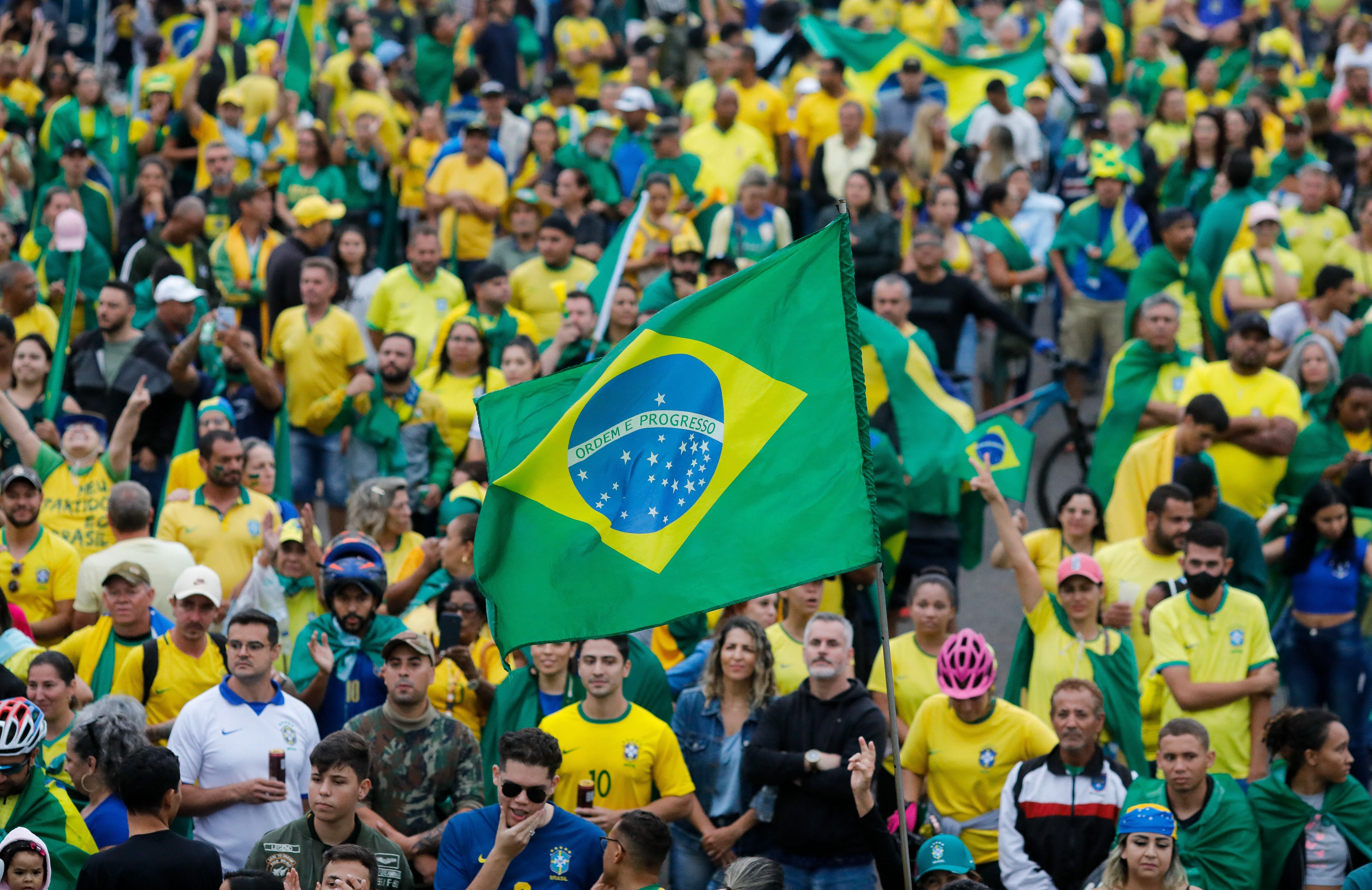 Miles de bolsonaristas se reunieron este miércoles frente a los comandos del Ejército en las principales ciudades de Brasil para pedir una intervención militar ante la victoria del izquierdista Lula da Silva en las urnas.