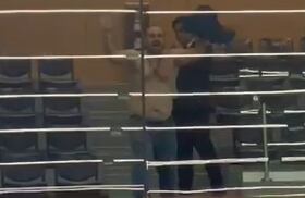 Este sujeto, identificado como Álvaro Ariel Morales Salazar, golpeó en forma violenta los vidrios de la barra de público del plenario legislativo, el pasado lunes. Foto: Captura de video