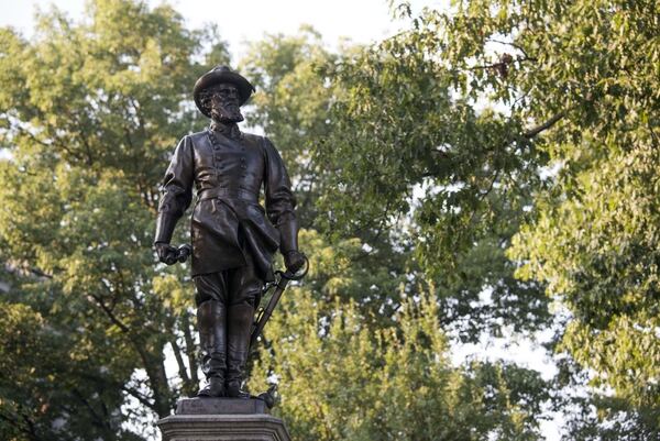 La estatua del general confederado Thomas Stonewall Jackson está colocada en el complejo del capitolio del estado de Virginia Occidental. 