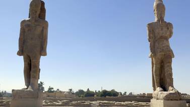 Dos esculturas egipcias monumentales fueron recuperadas de entre escombros