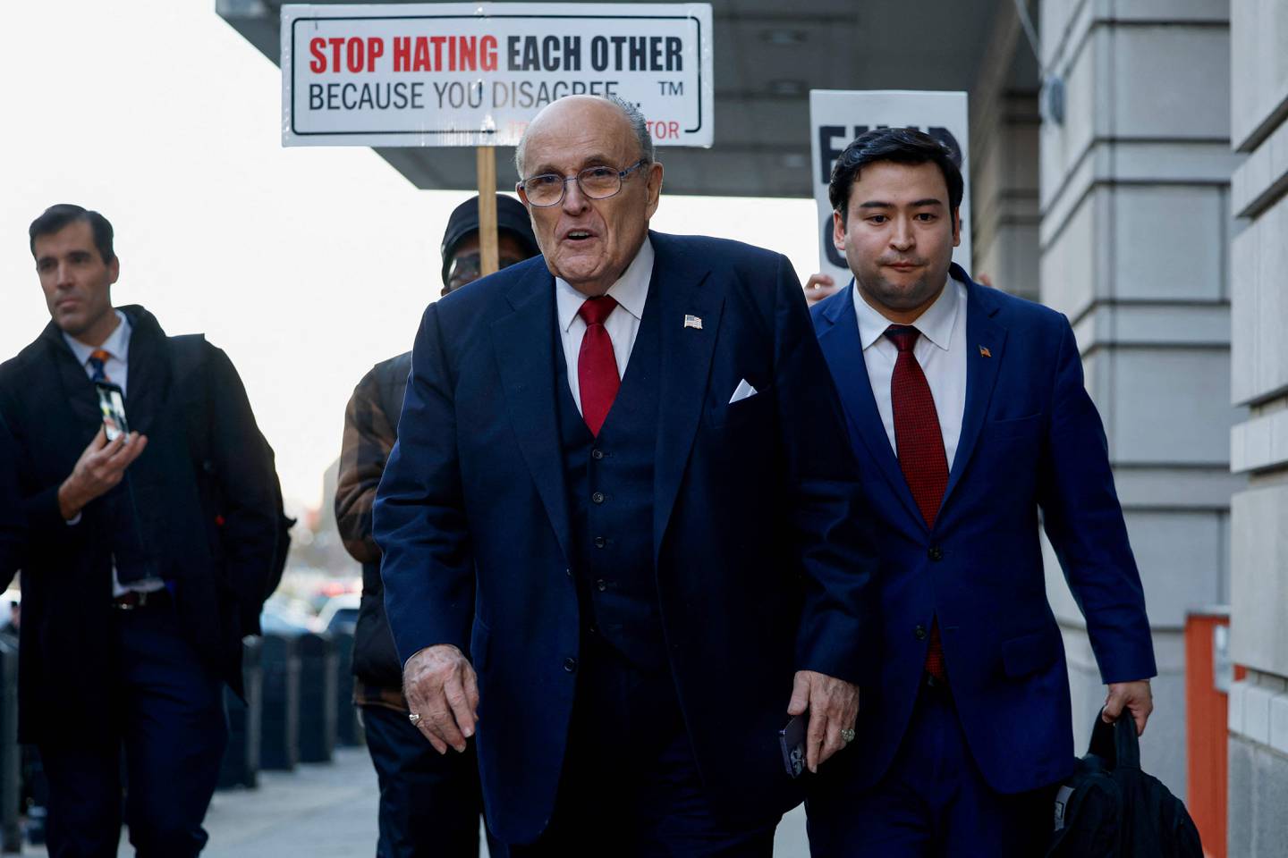 Rudy Giuliani, exabogado personal del expresidente estadounidense Donald Trump, camina hacia los reporteros afuera del Tribunal de Distrito de EE. UU. E. Barrett Prettyman después de que se alcanzara un veredicto en su juicio por  difamación.