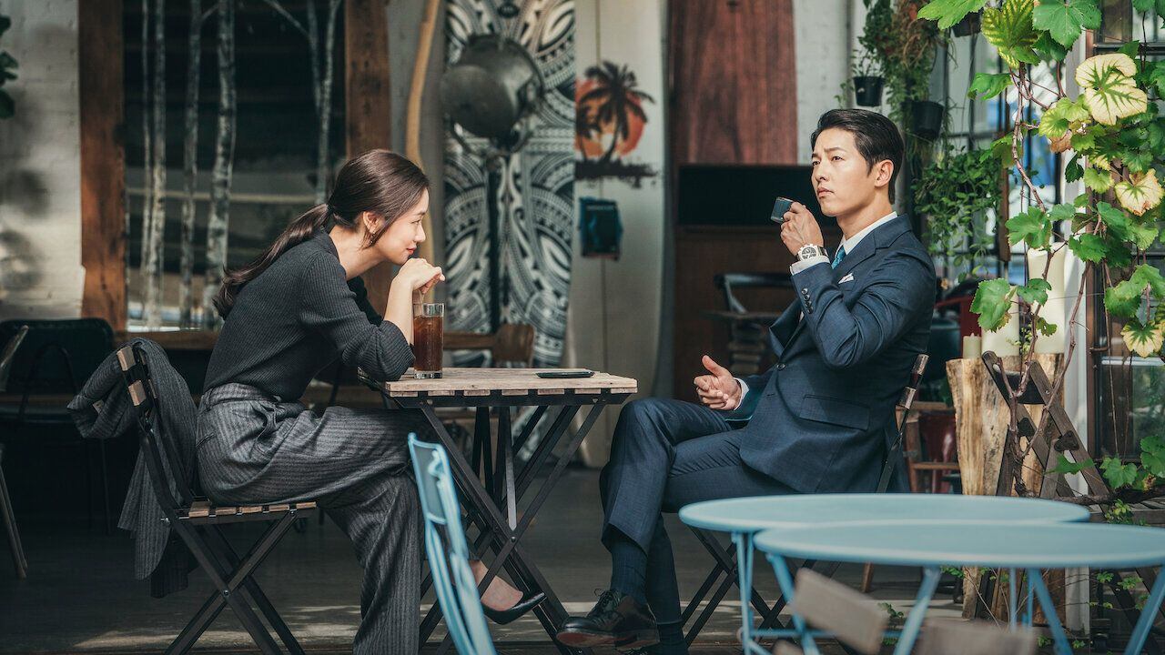 Vincenzo cuenta con el protagonismo de Jeon Yeo-been (izq) y Song Joong-ki (der). Su única temporada se estrenó en 2021.