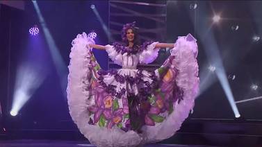 (Video) Ivonne Cerdas desfiló en Miss Universo con un traje inspirado en la Guaria Morada 
