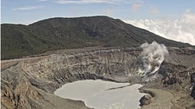 Volcán Poás sorprende a vulcanólogos con súbita erupción esta madrugada