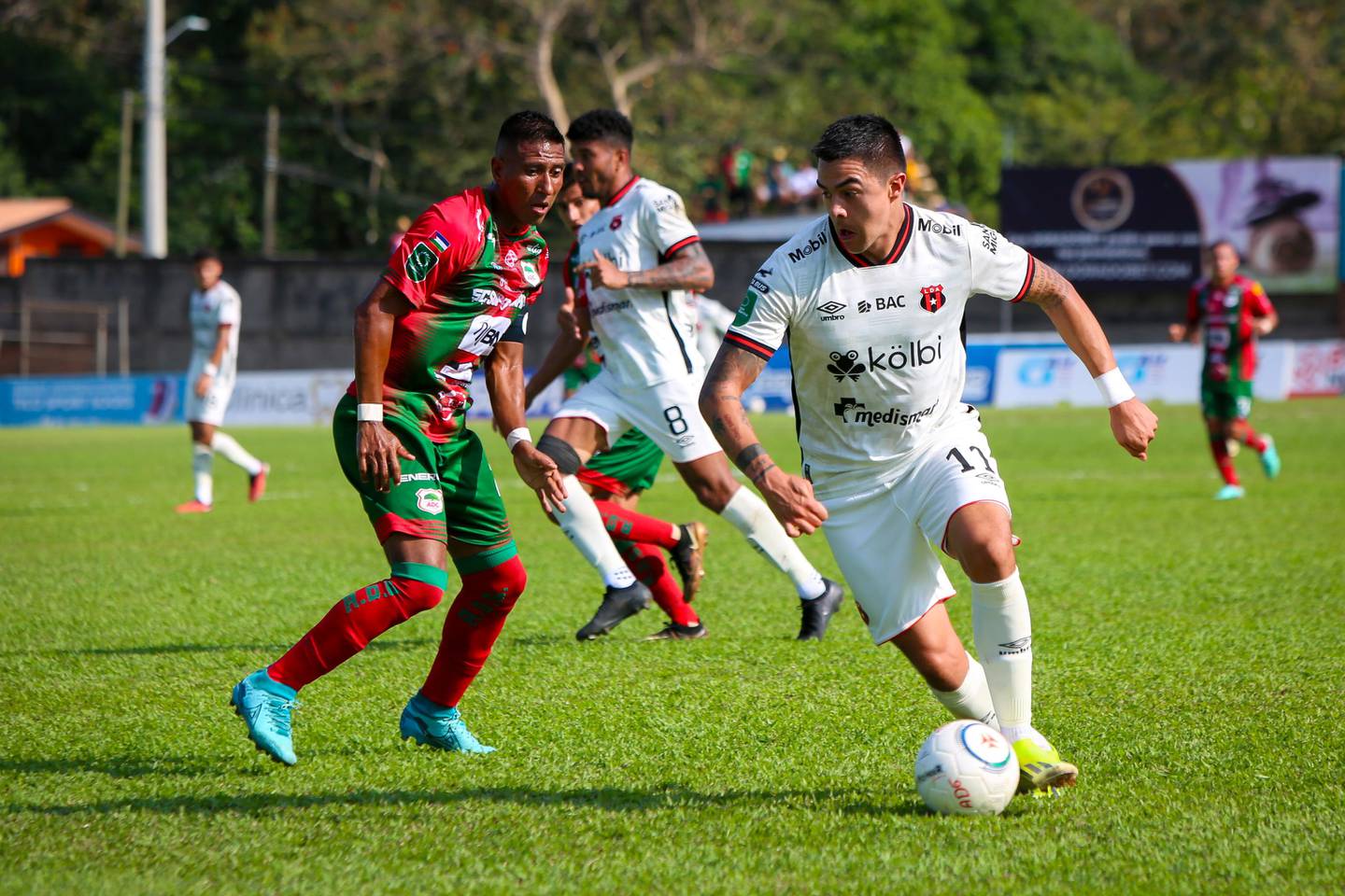 Diego Campos intentó generar juego ofensivo con Liga Deportiva Alajuelense en la casa de Guanacasteca.