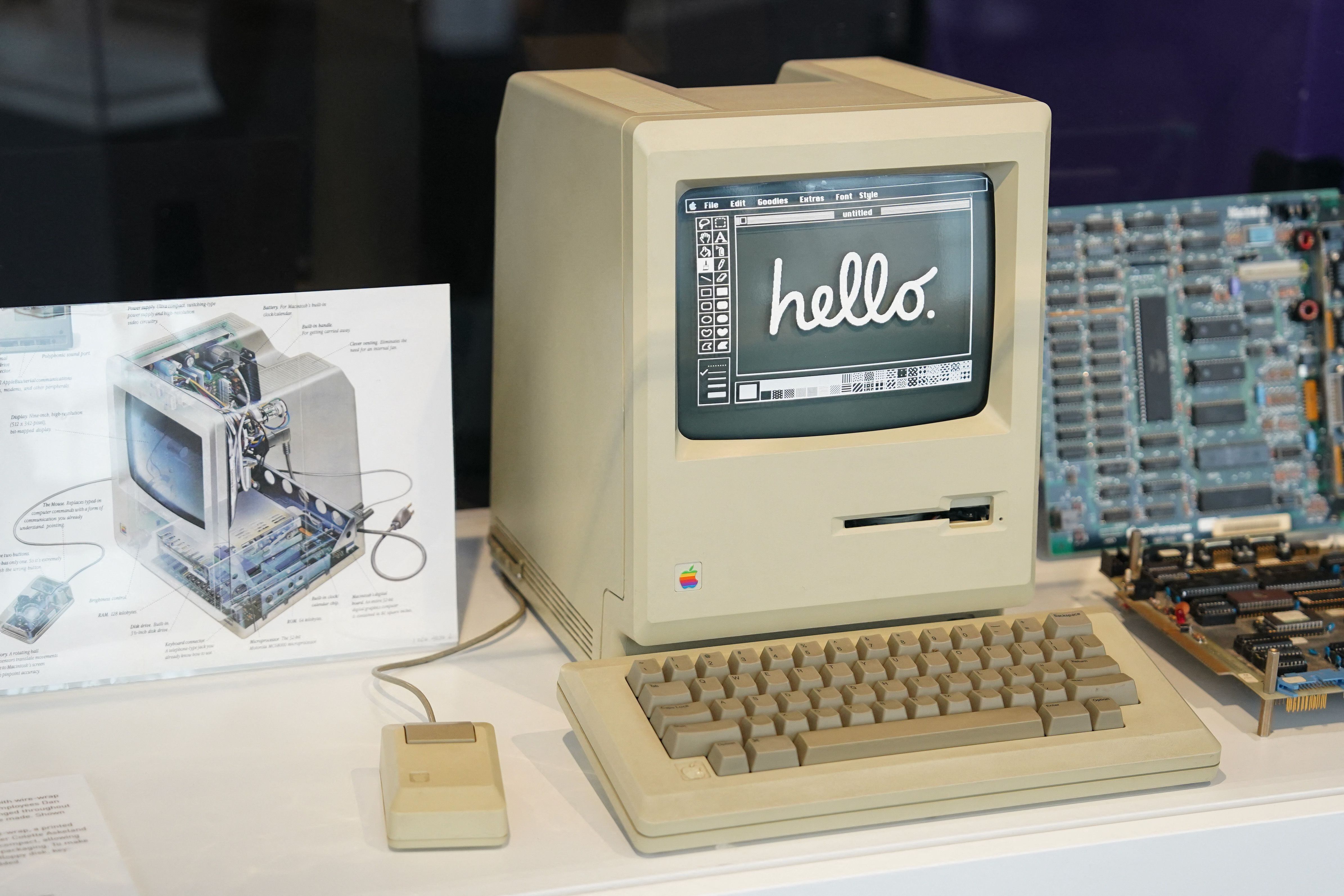 La primera Mac se lanzó al mercado, hace 40 años, y costaba inicialmente $2.495; pero luego se redujo a $2.195. En el primer año se vendieron 372.000 unidades.