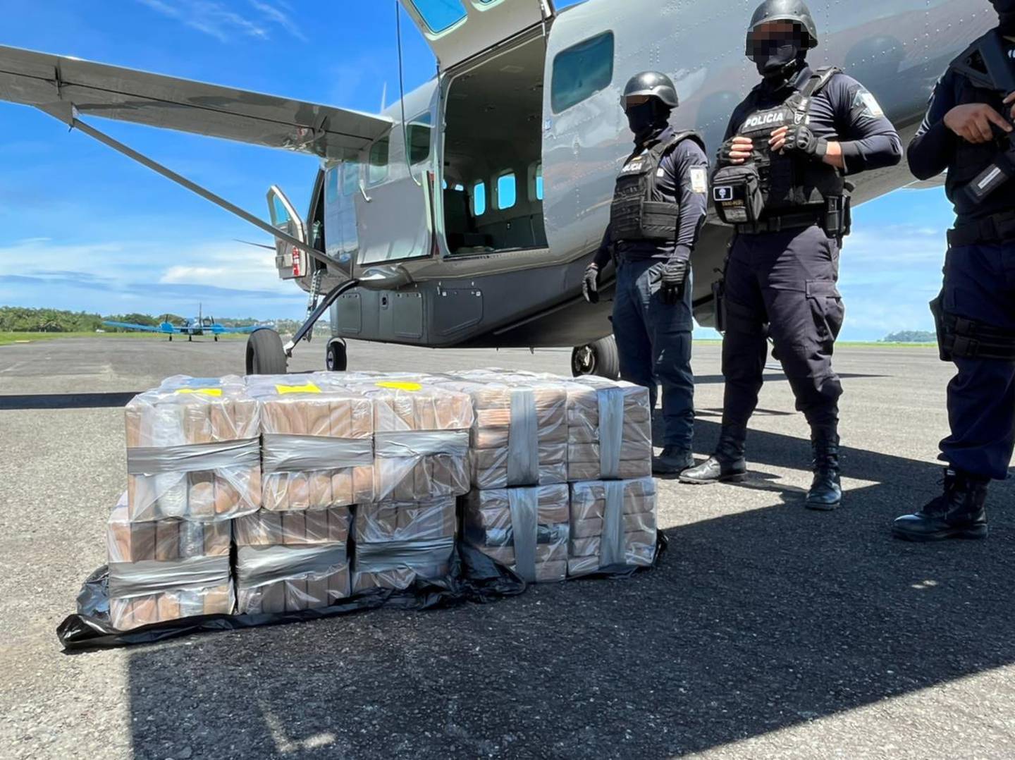Los oficiales antidrogas decomisaron 400 paquetes de cocaína que estaban en un contenedor. Foto MSP.