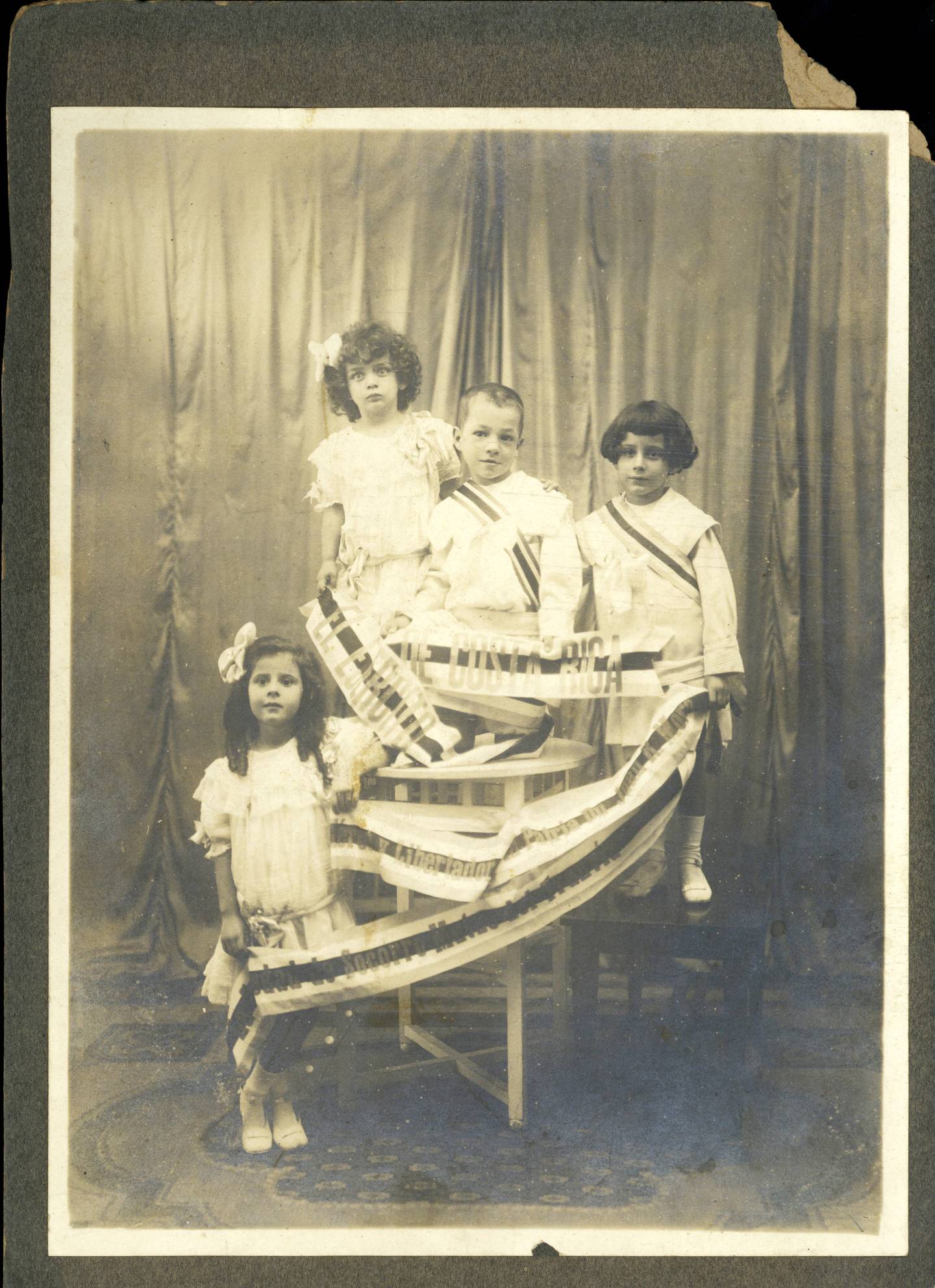 Fotografía de los bisnietos de Juan Rafael Mora Porras designados para descubrir el busto del prócer en 1914: Lupita Sáenz Mora, José Hernández Jiménez, Arturo Echeverría Loría y Marta Echeverría.