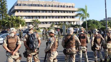 Policías brasileños en huelga resisten  presión del Ejército