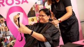 Done cabello para ayudar a mujeres que perdieron el suyo por cáncer de mama