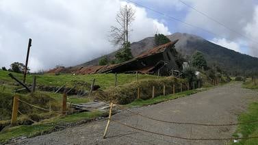 Volcán Turrialba acostó sobre un potrero el centenario granero de La Central