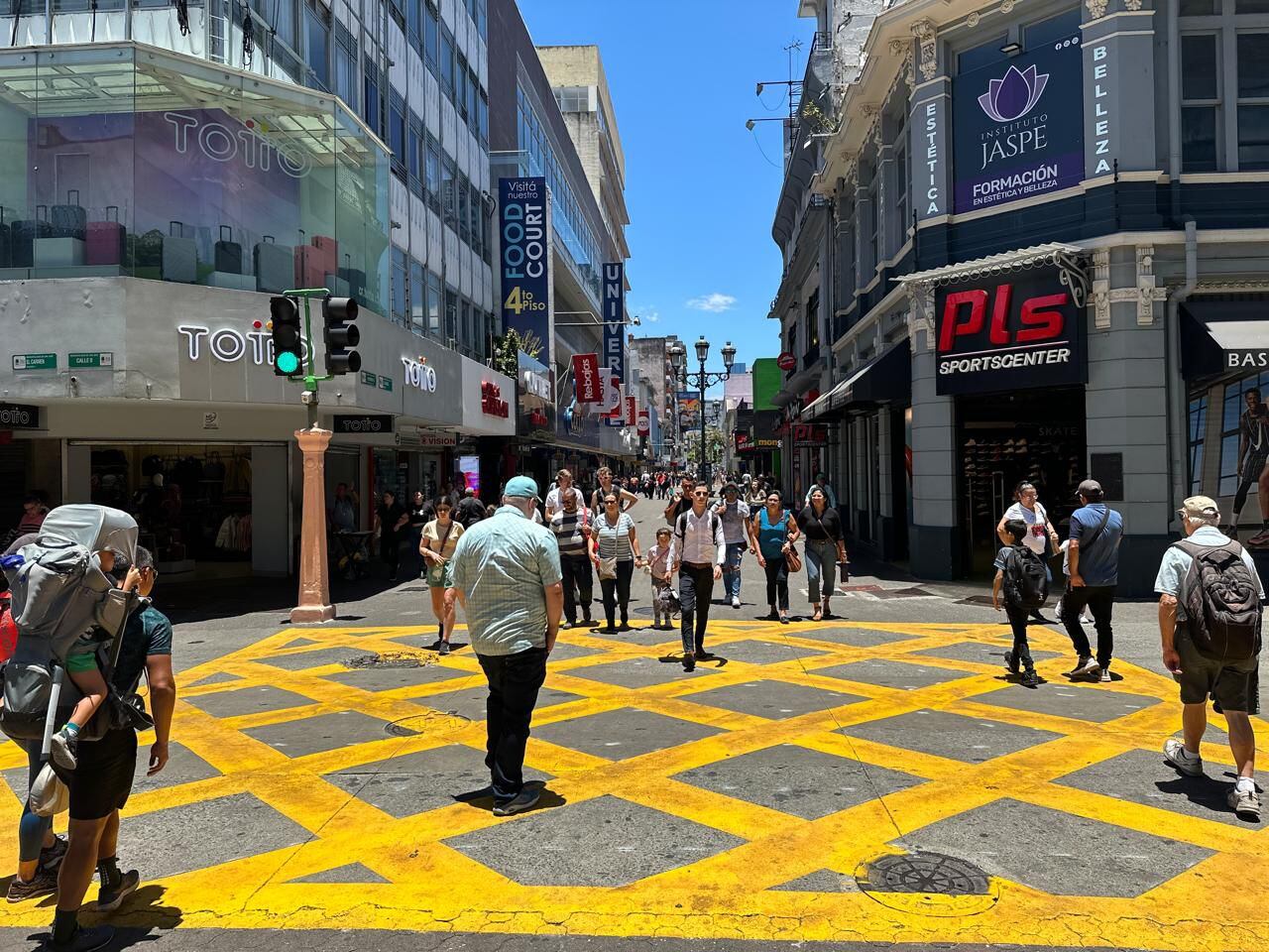 Este fenómeno de “sombra cero” empezó a percibirse en Costa Rica desde el miércoles 10 de abril; se extenderá hasta el próximo jueves 18. Foto de la avenida central, en San José, este 15 de abril.