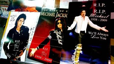 A diez años de la muerte de Michael Jackson, ciudades debaten si cabe homenajear su legado