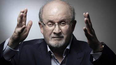 Salman Rushdie continúa grave, sospechoso se declara inocente y Biden condena ataque