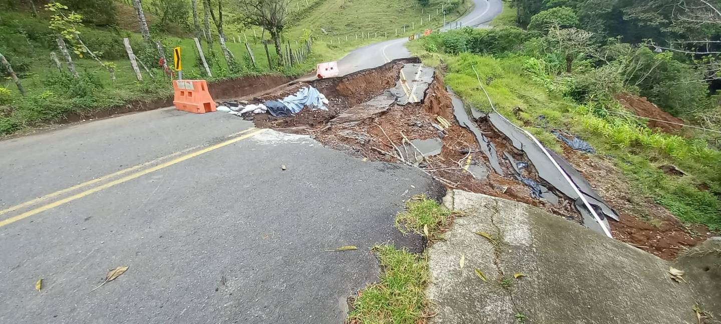 El paso entre Copalchí  de Quebradilla y Corralillo de Cartago quedó cortado por las lluvias recientes. Foto:  Cortesía Canal Altavisión .