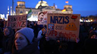 Alemanes se manifiestan con pancartas y frases de ‘fuera nazis’ en contra de la extrema derecha