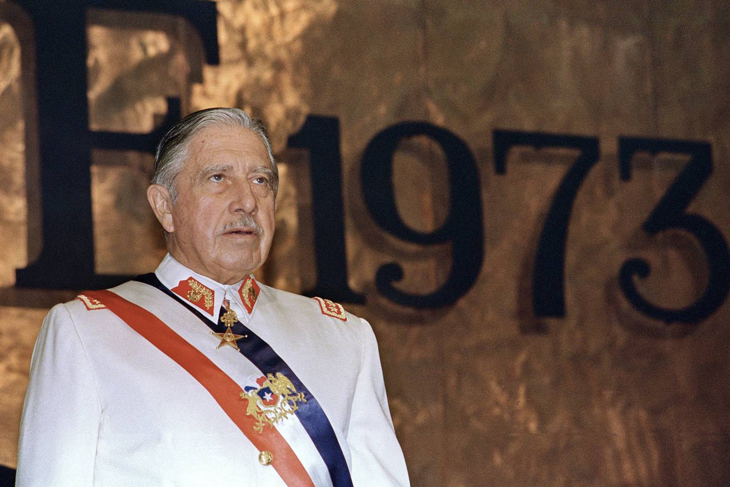 El presidente de Chile, general Augusto Pinochet, aparece en una fotografía durante una ceremonia oficial en Santiago, el 11 de marzo de 1988.