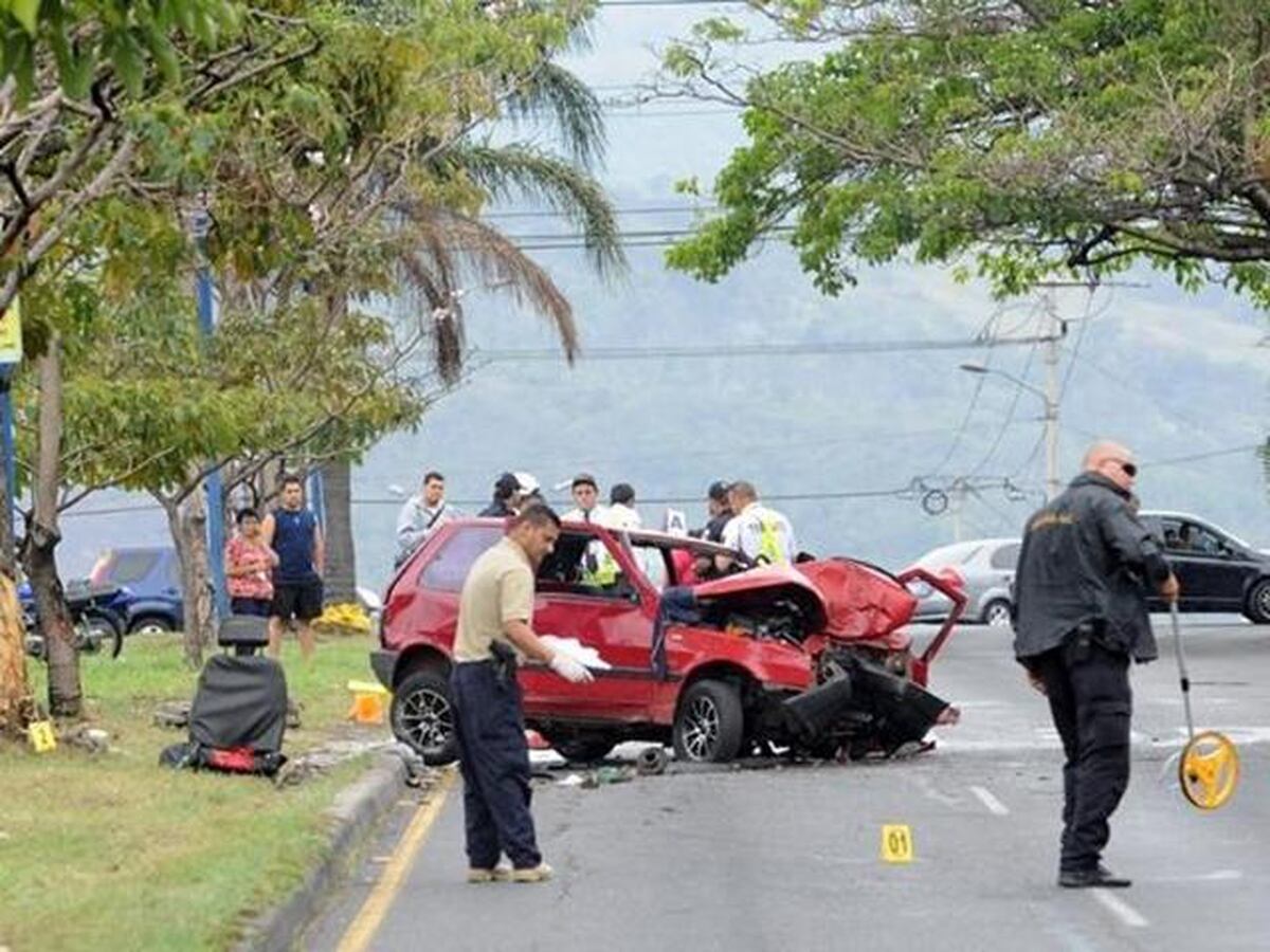 Choque de auto con árbol causa muerte de chofer La Nación
