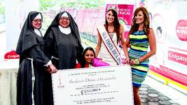 Señora Costa Rica entrega donación