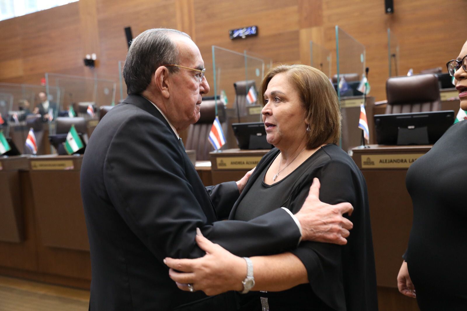 Rosaura Méndez, primera prosecretaria, es felicitada por el presidente del Directorio, Rodrigo Arias.