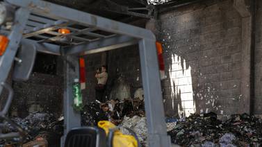 Bomberos cree que colilla de cigarro generó incendio en recicladora de San José