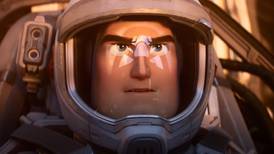 En ‘Lightyear’, Buzz va por su propia odisea al infinito y más allá 