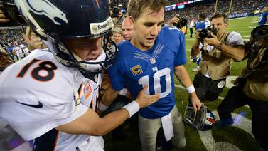  Peyton le ganó a Eli el tercer   <em>Manning Bowl</em>  en la NFL