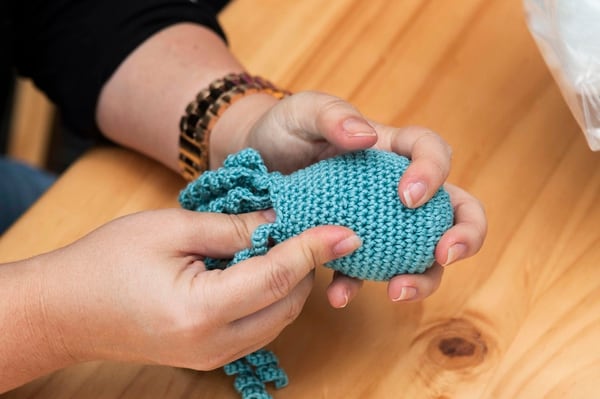 Voluntarios Tejen Pulpos Para Que Prematuros Se Aferren Al Cordon