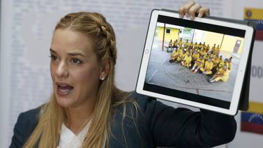 Opositora venezolana Lilian Tintori ingresa a España con su hija