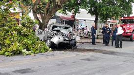 Joven enfermera muere al chocar contra árbol en Puntarenas