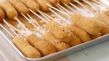 ¡Súmese a la fiebre de los corn dogs coreanos! Acá puede probar la comida callejera de moda