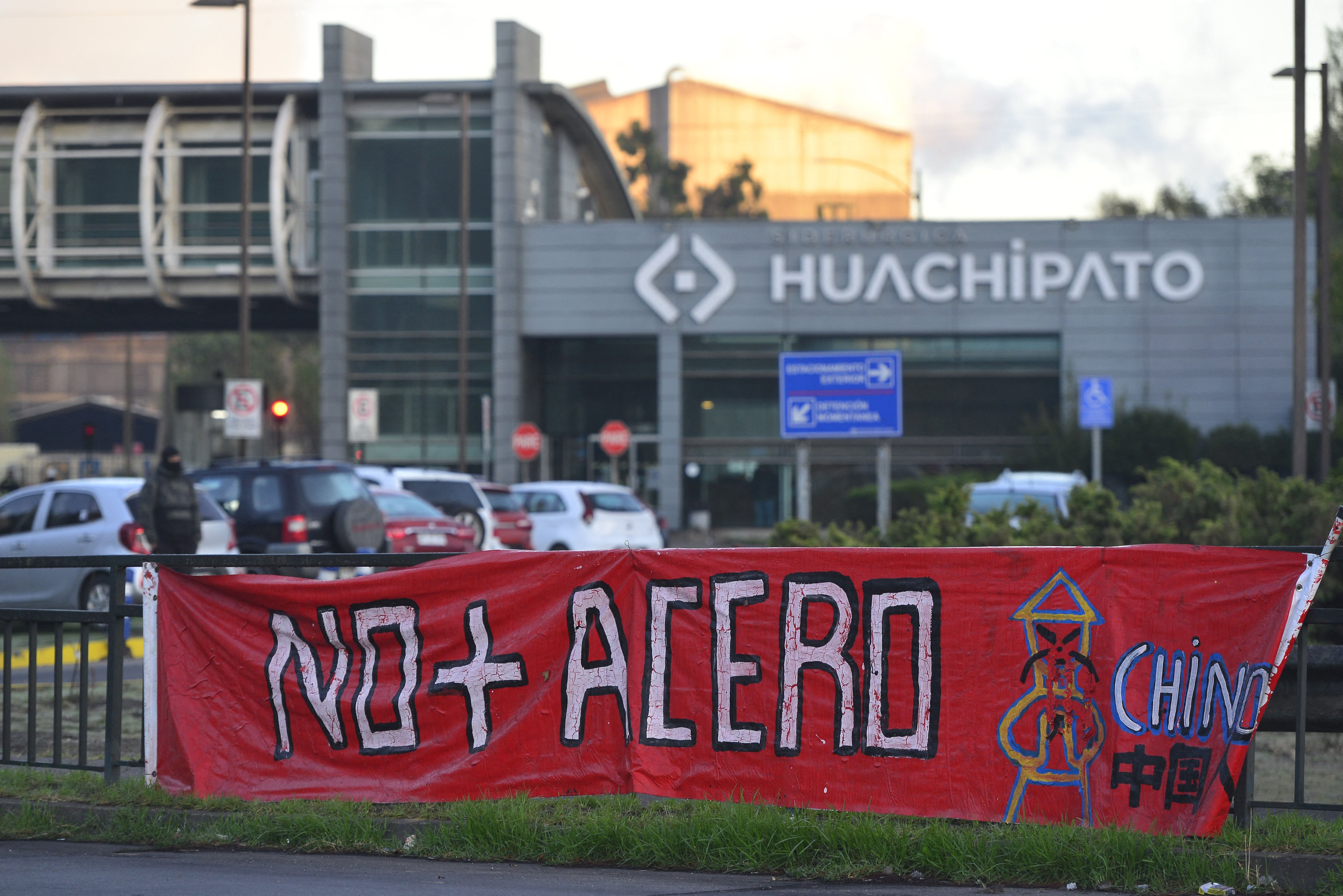 Una pancarta se exhibe en una valla durante una protesta realizada a inicios de abril por trabajadores siderúrgicos contra el eventual cierre de la planta siderúrgica de Huachipato ubicada en Chile, debido al incremento de las importaciones de acero chino.
