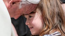 Papa Francisco cumple deseo de niña que está a punto de quedarse ciega