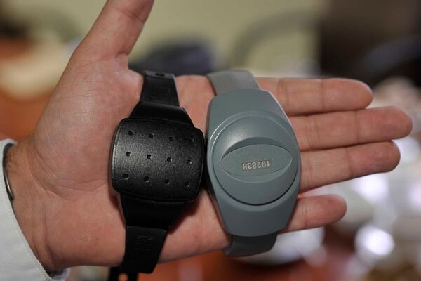 Brazaletes para reos costarían $18 diarios por cada persona - La Nación