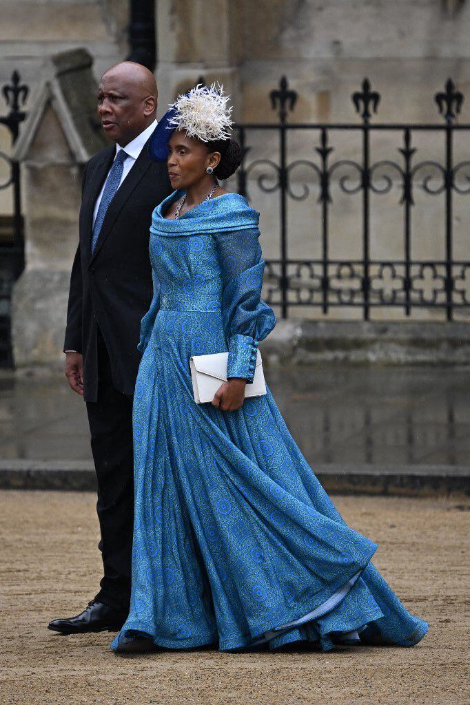 En las mismas tonalidades Masenate Mohato Seeiso, reina de Lesotho, lució un vestido largo elegante color azul, el cual acompañó con un sombrero que tenía un detalle a juego con su cartera. 