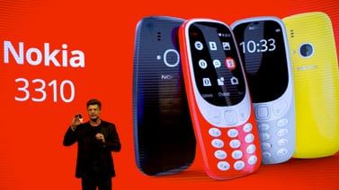 Teléfonos celulares 'ladrillo' resisten embestida de los 'smartphones': regresa el Nokia 3310