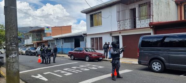 Al costado oeste del Instituto de Alajuela se realizó el allanamiento que dejó dos detenidos y permitió liberar a algunas víctimas de explotación sexual. Foto: Francisco Barrantes.