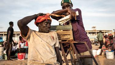 La dura vida de los obreros extranjeros en la ciudad del futuro de Senegal