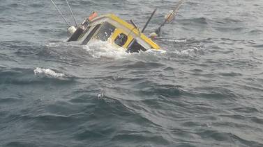 Guardacostas salvan de morir ahogados a dos pescadores y su perra tras hundirse lancha en golfo de Nicoya