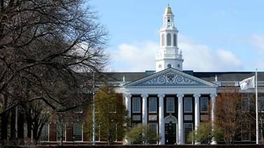 Universidad de Harvard y el MIT piden anular decisión que revoca visas para estudiantes extranjeros que llevan clases virtuales