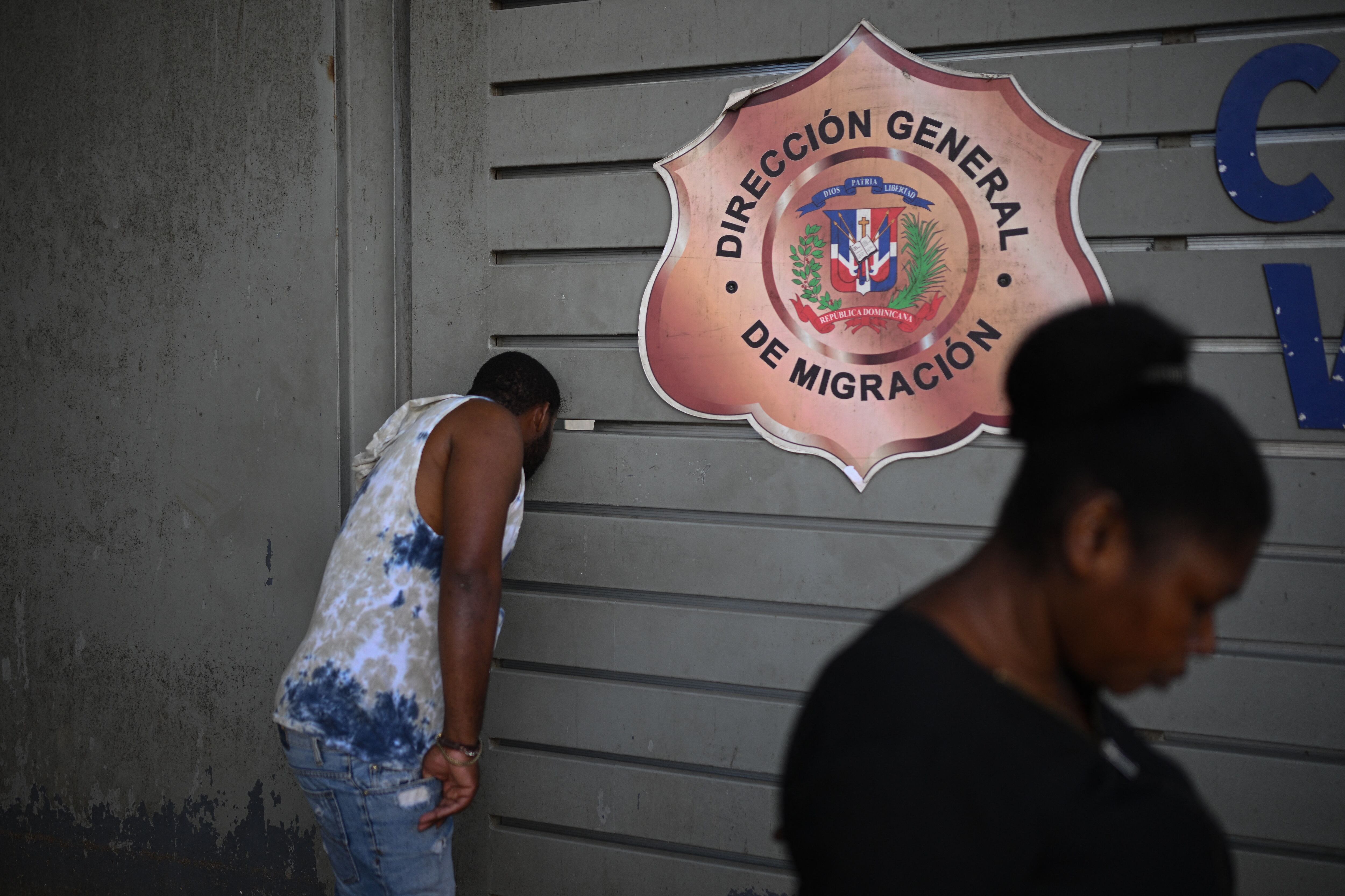 Familiares de inmigrantes haitianos ilegales esperan afuera del Centro de Detención Temporal Haina en República Dominicana.