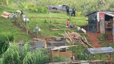 Fuerza Pública desaloja 96 familias por invasión de terreno en Parrita