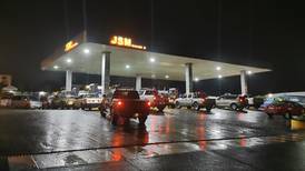 Largas filas en gasolineras por aumento en precio de combustibles a medianoche