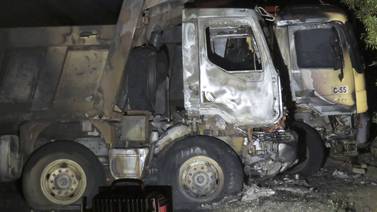 25 camiones quemados en el sur de Chile, donde mapuches luchan por tierras