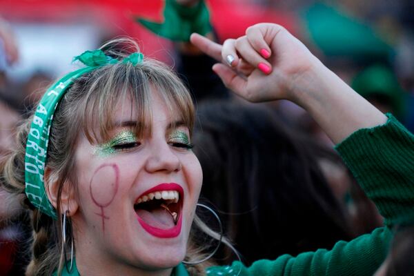 Esta mujer celebró la presentación de un nuevo proyecto para legalizar el aborto en Argentina. Acudió a una manifestación frente al Congreso, en Buenos Aires, este martes 28 de mayo del 2019 en Buenos Aires.